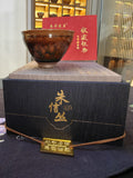 Rich russet tortoiseshell partridge-spot JianZhan tea bowl by 朱信丝 with navy gift box and collector's certificate